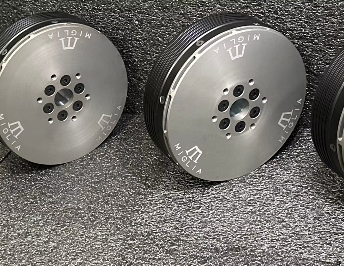 Conjunto de motores elétricos brushless Miglia em bancada