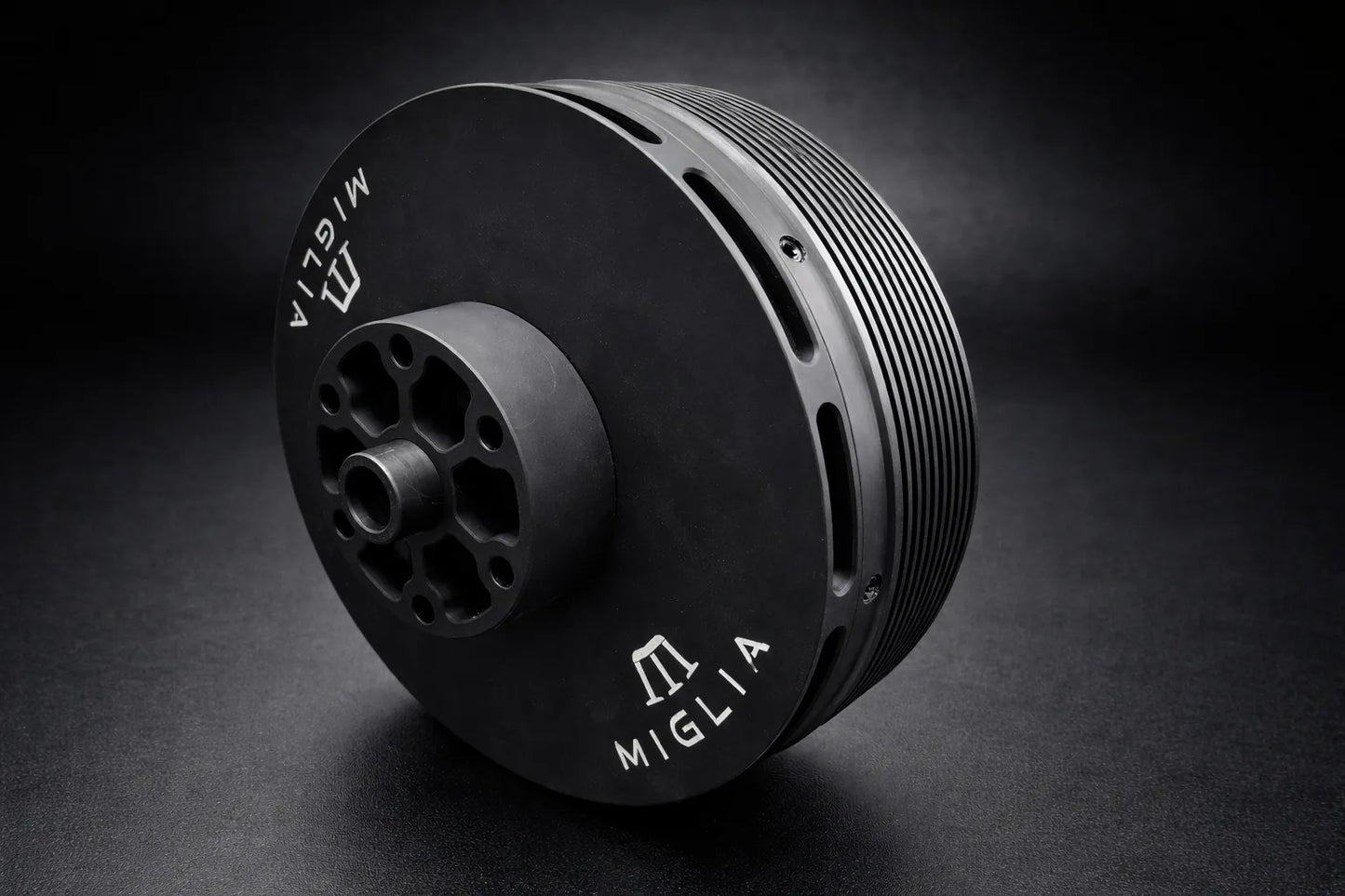 Vista traseira do motor elétrico brushless Miglia MIG 35 com eixo e conexões