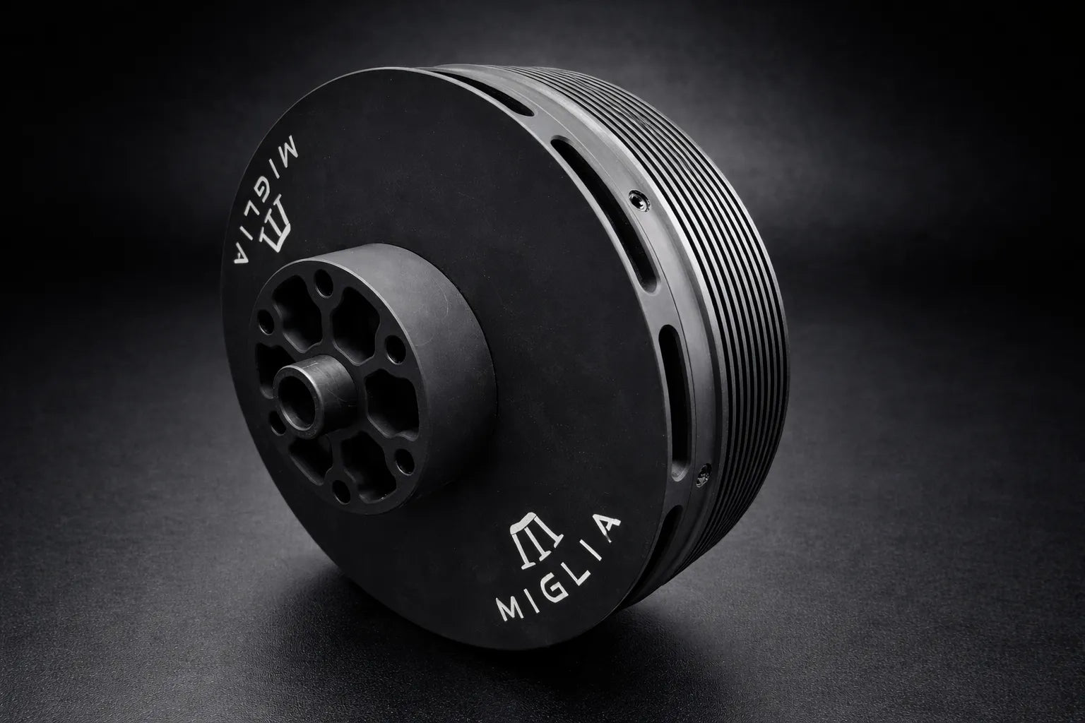 Vista traseira do motor elétrico brushless Miglia MIG 35 com eixo e conexões