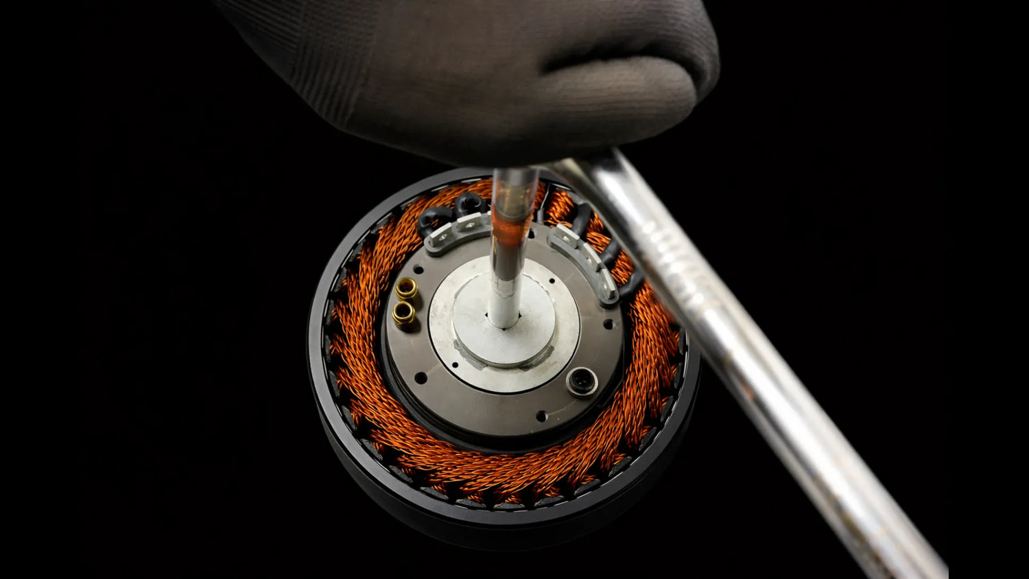 Motor elétrico brushless Miglia em manutenção técnica em bancada especializada